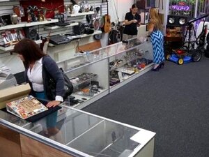 Busige Ehefrau verkauft ihrem Mann Sachen und wird hart in die Pfote