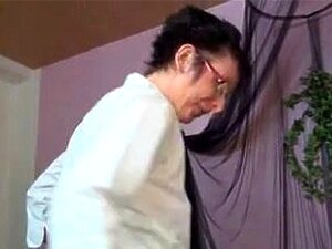 Eine sexy Reife wird in hautfarbenen Spitzenstrümpfen gefickt