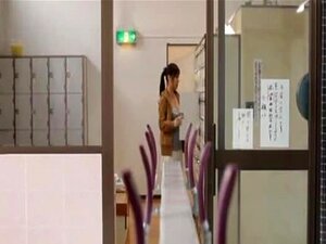 Sisata Japanka Harumi Asano skida se gola i maže se