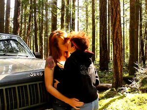 Verlockendes japanisches Mädchen mit festen Titten wird hart