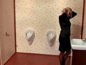 Blondine nimmt Sperma auf einem Gloryhole