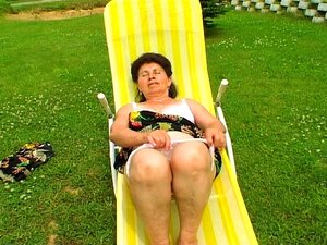 Heiße Oma versucht, den Poolboy anzumachen