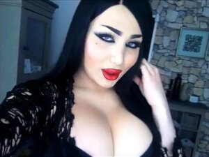 Otkrijte zavodljivu privlačnost Jasmine Sultan dok izlaže svoje