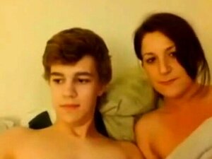Reifer und frischer Junge vor der Webcam