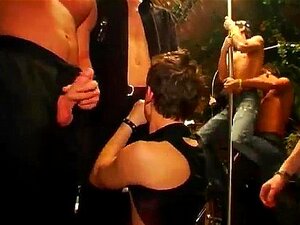 Gammal mangrupp vs en ny kille gaysex Några drinkar och detta gäng
