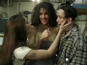 Zwei perfekte Mädels ficken in einem Dreier. Gwen Summers und ihre