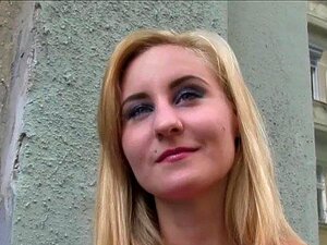 PublicAgent Heiße blonde Schlampe fickt einen Fremden an einem