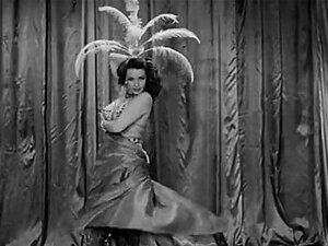 Modella danzante con pancia calda