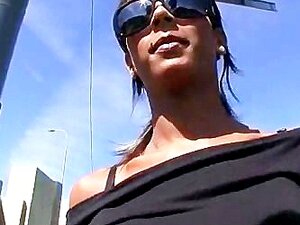 Leckere Amateurin hat Geld bezahlt, um Outdoor-Sex in der Sonne zu