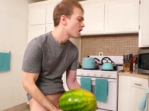 Stiefschwester erwischt ihren Stiefbruder mit einer Wassermelone