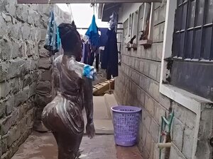 Genieße die unbändige Leidenschaft einer Afro-Schönheit, während