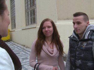 Schattige studente heeft geld nodig