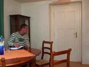 Han hittar sin flickväns svärmor onanerande