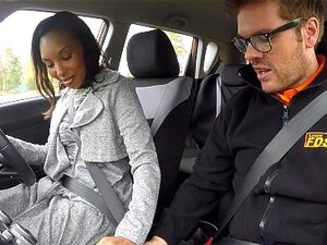Fake Driving College Hübsche schwarze Frau wird vom Fahrlehrer