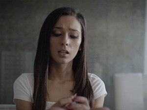 Perverse brünette kleine Süße wird von einem Freund gefickt.