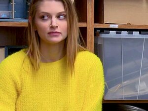 Heiße Ausländerin wird vom Polizisten beim Stehlen erwischt und