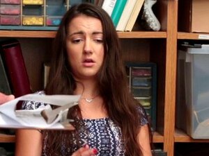 Unschuldige Süße genießt einen harten Fick wie eine Hure. Brünette