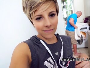 Betrügerische Freundin fickt im Waschraum, betrügende Freundin will