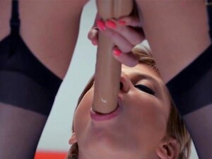 Énorme jouet entre leurs mains essayant leur premier sexe lesbien