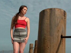 Salope en lingerie cuir en public. La touriste sexuelle Casey Calvert