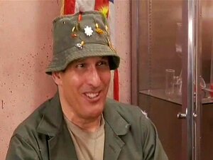 Dünne brünette Süße in Parodie