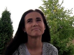 Busige tschechische Babe fickt im Maisfeld für Geld