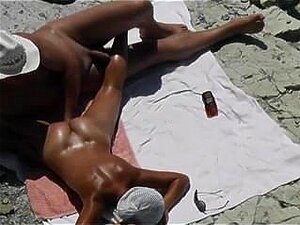 Dito nella figa di una moglie su una spiaggia