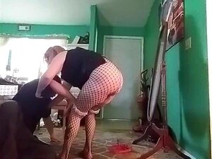 Stiefmutter, die ich gerne mit großem Hintern ficken würde, bläst