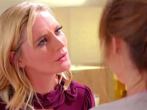 Riley Reid ja Mona Wales alkavat imeä toistensa rinnat