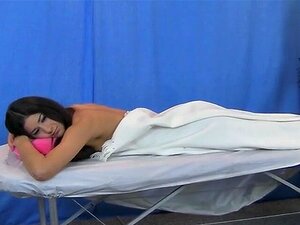 HD MASSAGE PORNO - Sexy Babe mit langen Haaren will heiße Massage.