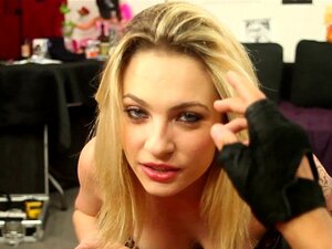 Alternatieve babe zuigt lul en wordt in haar kont geneukt POV.