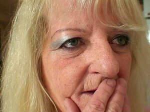 Gammal hårig styvmor särar på benen för en enorm kuk