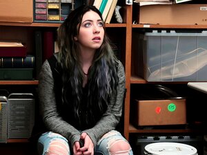 Säkerhetsvakt fångade hans knubbiga sötnos tjuv styvdotter Amilia