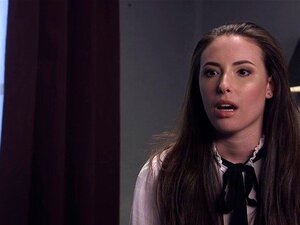 Esclave brune attachée se fait baiser le cul. Esclave brune à chatte