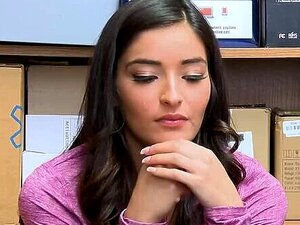 Emily Willis tauscht Gefängnis gegen einen Schwanz