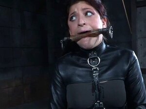 Zurückhaltende Submissive wird ausgepeitscht und ausgepeitscht