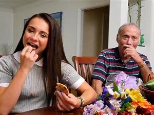 Kaum legale brünette Haare wurden mit 2 älteren Jungs gleichzeitig