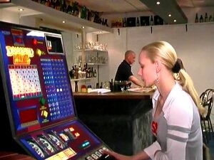 Il cameriere scopa la bionda nel pub