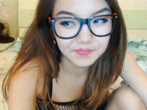 Una bruna che gioca in cam. Guarda questa calda e sexy ragazza che si