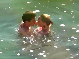 Sex im Wasser, ohne Höschen auszuziehen, Sex am Strand. Sex im