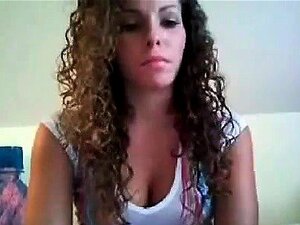 Cam-Süße strippt und masturbiert