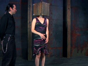 *** ylösalaisin asennossa. Kaunotar on sidottu ylösalaisin pillunsa