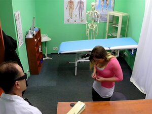 Европска бринета пацијент прегледана