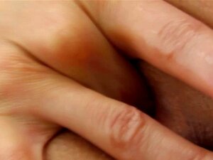 Zierliche Babe hat Solo-Spaß mit Dildo