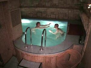 Fast jede Sauna, fast jede Sauna hat einen schönen Pool, wo man