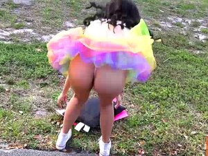 Sexy Ebony Maya Bijou fickt einen zufälligen Typen für eine Fahrt.