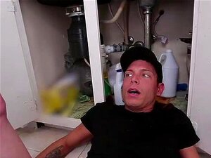 Söpö Sydney saa vierailun putkimieheltä