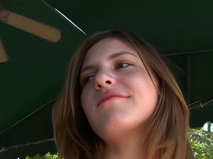 Sötnos blir hennes fötter slickade och ger en fräsande varm kuk