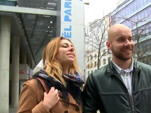 Erstaunliche busty Cutie von und ihrem Freund bekommt Geld für Public