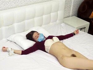 Schöner Roter Kopf hat Corona-Virus-Blues ist schwanger gefesselt